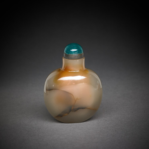 Variable-colored snuff bottle. Aqua colored stopper with metal ring.